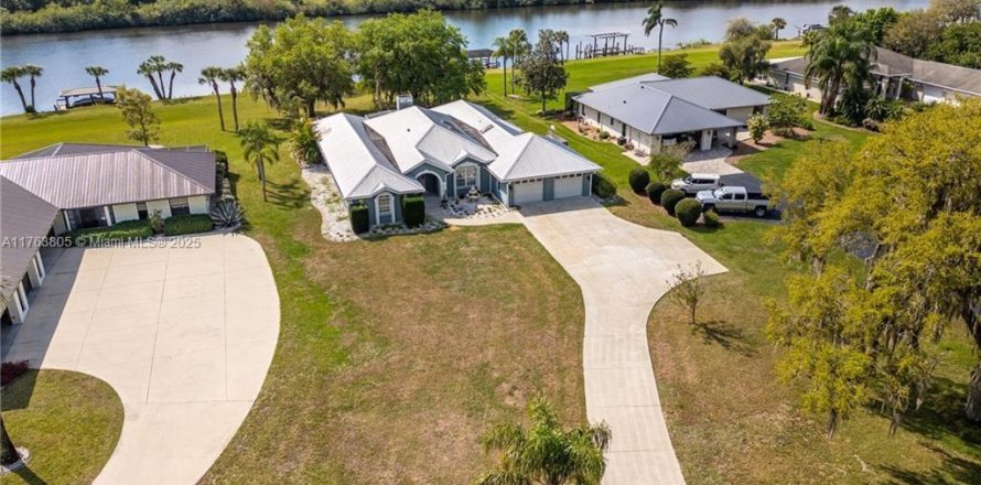 House in LaBelle, Florida 3 bedrooms, 276.66 sq.m. № 1695535