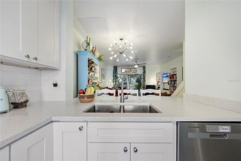 Townhouse in Tampa, Florida 2 bedrooms, 110 sq.m. № 2145357 - photo 3