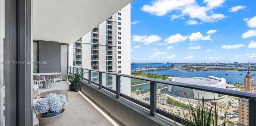 Кондоминиум с 3 спальнями в Майами, Флорида № 2018417