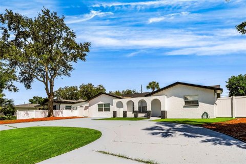 House in Saint Petersburg, Florida 4 bedrooms, 207.54 sq.m. № 2353272