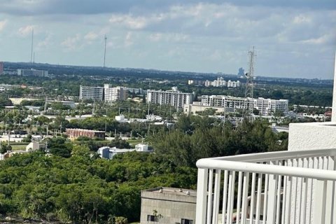 Condo in North Miami, Florida, 2 bedrooms  № 1957591 - photo 15