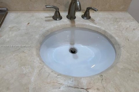 Condo in North Miami, Florida, 2 bedrooms  № 1957591 - photo 28