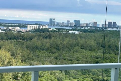 Condo in North Miami, Florida, 2 bedrooms  № 1957591 - photo 14