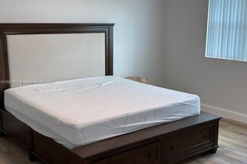 Condo in North Miami, Florida, 2 bedrooms  № 1957591 - photo 3