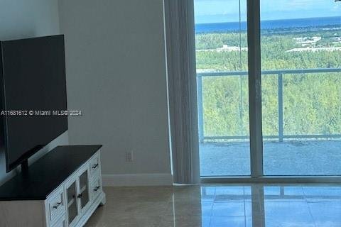 Condo in North Miami, Florida, 2 bedrooms  № 1957591 - photo 24