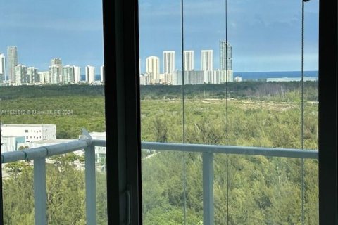 Condo in North Miami, Florida, 2 bedrooms  № 1957591 - photo 13