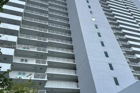 Condo in North Miami, Florida, 2 bedrooms  № 1957591 - photo 1