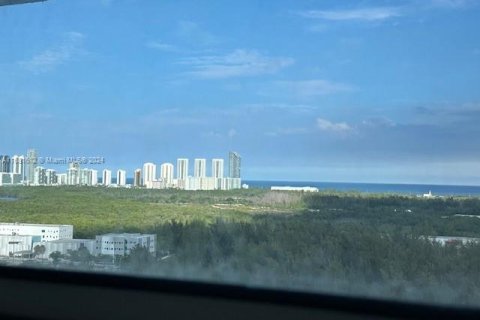 Condo in North Miami, Florida, 2 bedrooms  № 1957591 - photo 8