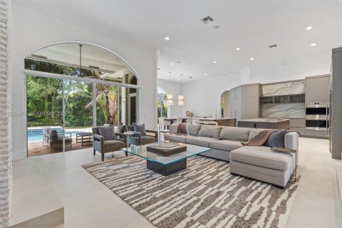 House in Weston, Florida 5 bedrooms, 369.66 sq.m. № 2244404 - photo 6