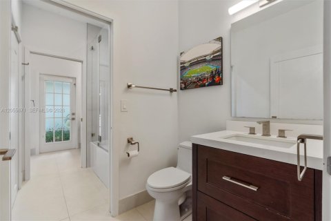 House in Weston, Florida 5 bedrooms, 369.66 sq.m. № 2244404 - photo 18