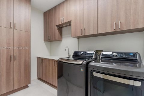 House in Weston, Florida 5 bedrooms, 369.66 sq.m. № 2244404 - photo 25