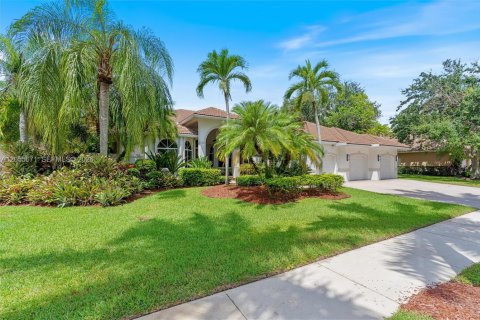 House in Weston, Florida 5 bedrooms, 369.66 sq.m. № 2244404 - photo 2