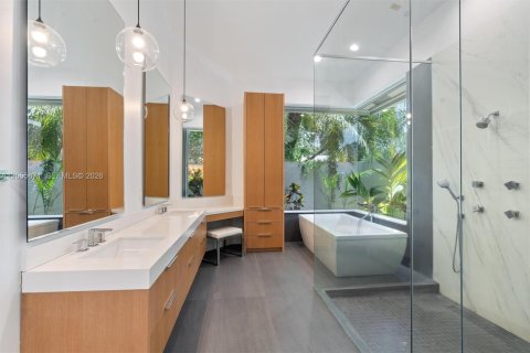 House in Weston, Florida 5 bedrooms, 369.66 sq.m. № 2244404 - photo 12