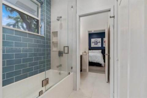 House in Weston, Florida 5 bedrooms, 369.66 sq.m. № 2244404 - photo 17