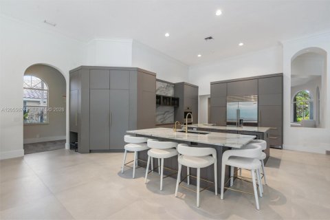 House in Weston, Florida 5 bedrooms, 369.66 sq.m. № 2244404 - photo 5
