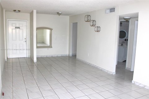 Condo in Hialeah, Florida, 1 bedroom  № 1969692 - photo 15