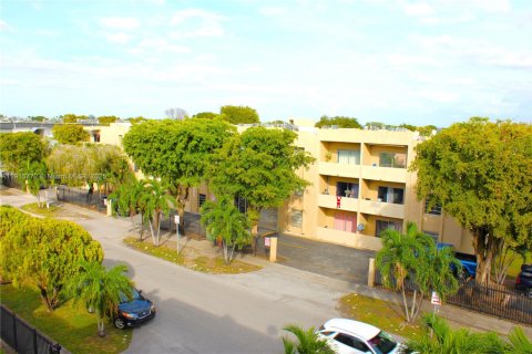 Condo in Hialeah, Florida, 1 bedroom  № 1969692 - photo 28