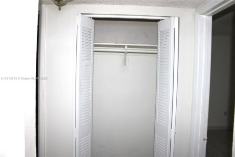 Condo in Hialeah, Florida, 1 bedroom  № 1969692 - photo 19