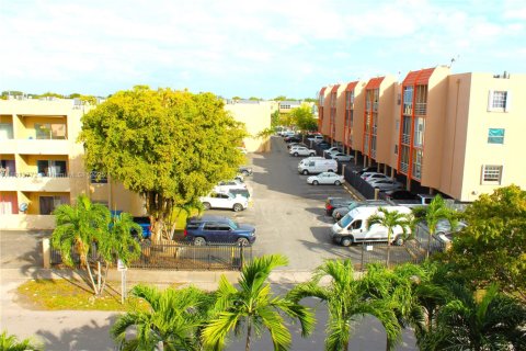 Condo in Hialeah, Florida, 1 bedroom  № 1969692 - photo 26