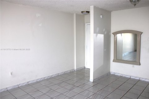 Condo in Hialeah, Florida, 1 bedroom  № 1969692 - photo 23