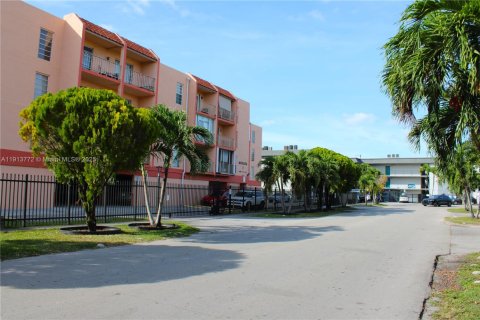 Condo in Hialeah, Florida, 1 bedroom  № 1969692 - photo 9