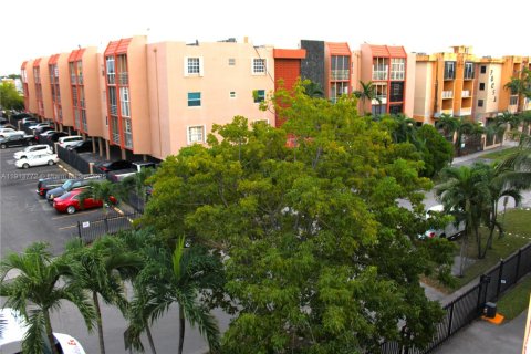 Condo in Hialeah, Florida, 1 bedroom  № 1969692 - photo 27