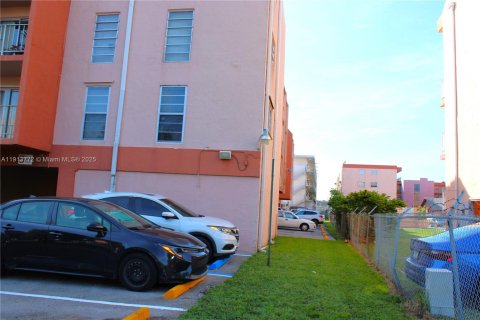 Condo in Hialeah, Florida, 1 bedroom  № 1969692 - photo 3