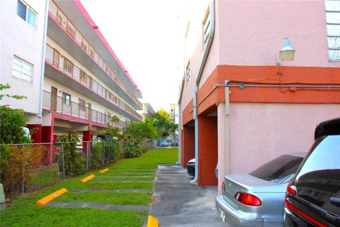 Condo in Hialeah, Florida, 1 bedroom  № 1969692 - photo 13