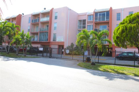 Condo in Hialeah, Florida, 1 bedroom  № 1969692 - photo 1