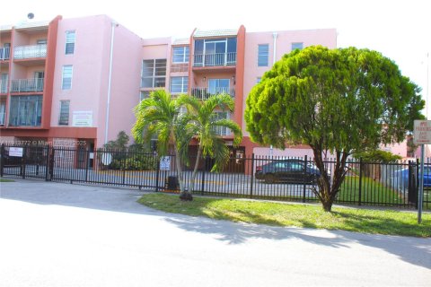 Condo in Hialeah, Florida, 1 bedroom  № 1969692 - photo 8