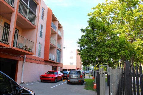 Condo in Hialeah, Florida, 1 bedroom  № 1969692 - photo 12