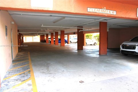 Condo in Hialeah, Florida, 1 bedroom  № 1969692 - photo 11