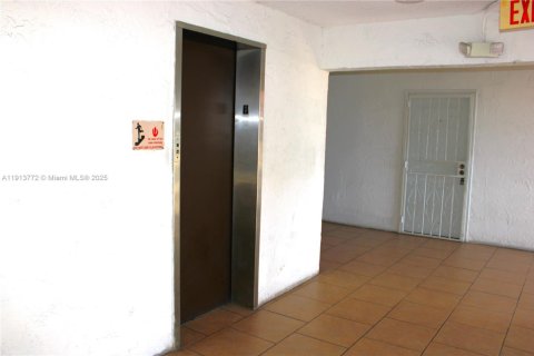 Condo in Hialeah, Florida, 1 bedroom  № 1969692 - photo 24