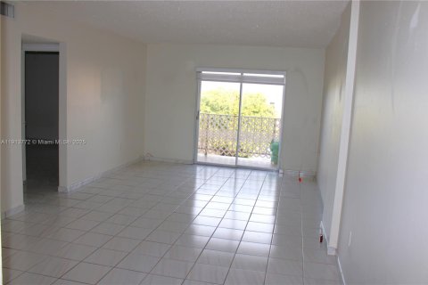 Condo in Hialeah, Florida, 1 bedroom  № 1969692 - photo 14