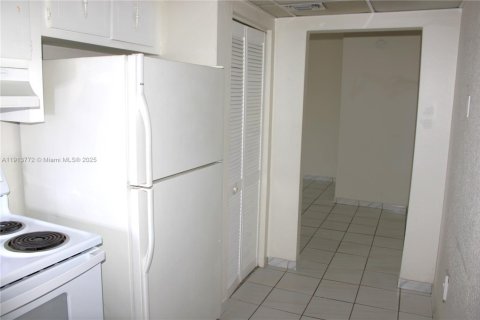 Condo in Hialeah, Florida, 1 bedroom  № 1969692 - photo 18