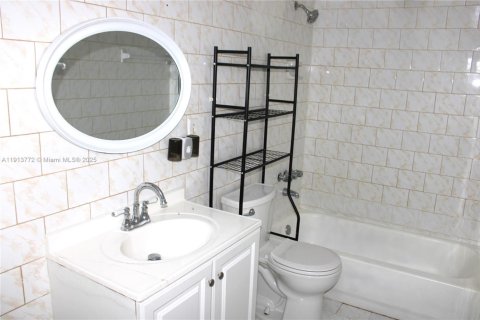 Condo in Hialeah, Florida, 1 bedroom  № 1969692 - photo 21