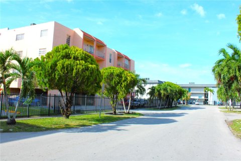 Condo in Hialeah, Florida, 1 bedroom  № 1969692 - photo 7