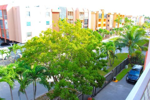Condo in Hialeah, Florida, 1 bedroom  № 1969692 - photo 25