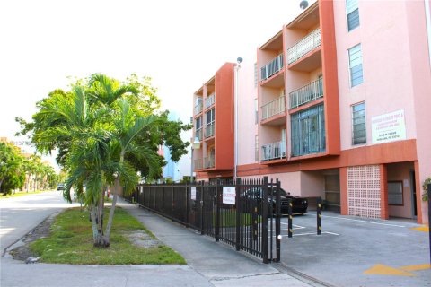 Condo in Hialeah, Florida, 1 bedroom  № 1969692 - photo 10