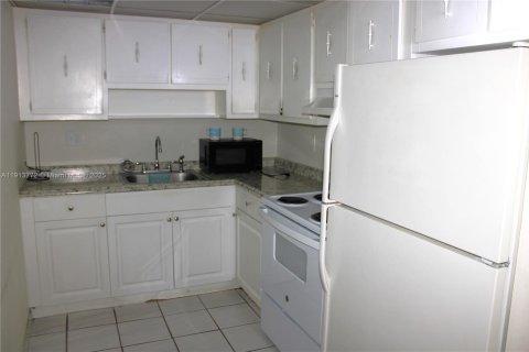 Condo in Hialeah, Florida, 1 bedroom  № 1969692 - photo 17