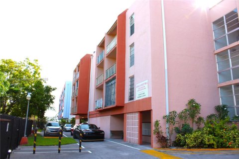 Condo in Hialeah, Florida, 1 bedroom  № 1969692 - photo 5