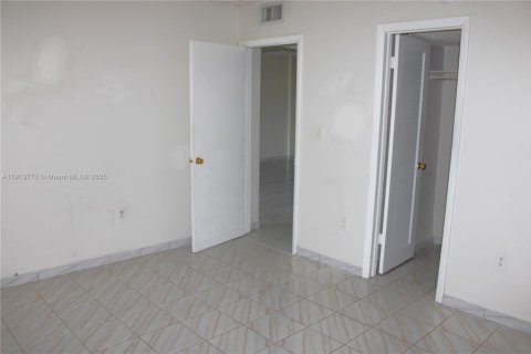 Condo in Hialeah, Florida, 1 bedroom  № 1969692 - photo 22