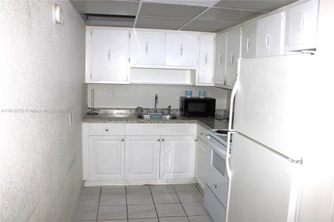 Condo in Hialeah, Florida, 1 bedroom  № 1969692 - photo 16