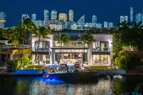 Купить виллу или дом в Норт-Майами-Бич, Флорида 5 спален, 496.75м2, № 1964596 - фото 1