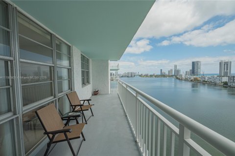 Condominio en venta en Sunny Isles Beach, Florida, 2 dormitorios, 138.24 m2 № 1726037 - foto 11