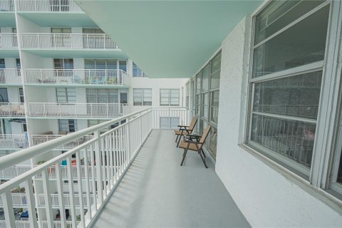 Condominio en venta en Sunny Isles Beach, Florida, 2 dormitorios, 138.24 m2 № 1726037 - foto 14