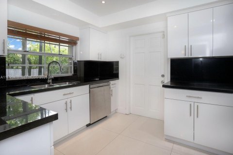Casa en venta en Coral Gables, Florida, 2 dormitorios, 133.41 m2 № 2058286 - foto 13