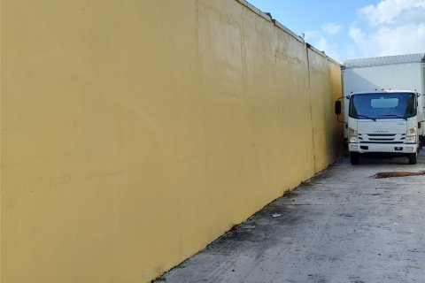 Купить коммерческую недвижимость в Уилтон-Мэнорс, Флорида № 631203 - фото 1
