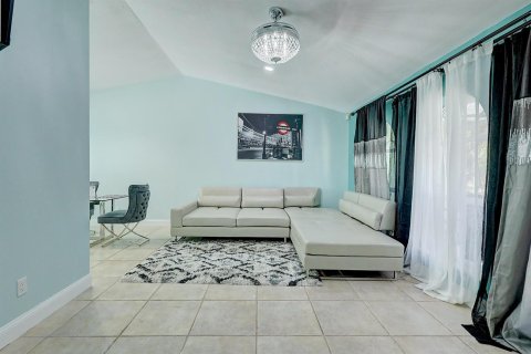 Купить виллу или дом в Порт-Сент-Луси, Флорида 5 комнат, 181.25м2, № 2088191 - фото 5