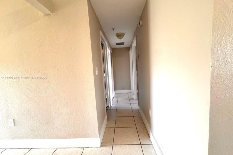 Condo in Hialeah, Florida, 3 bedrooms  № 1942163 - photo 16